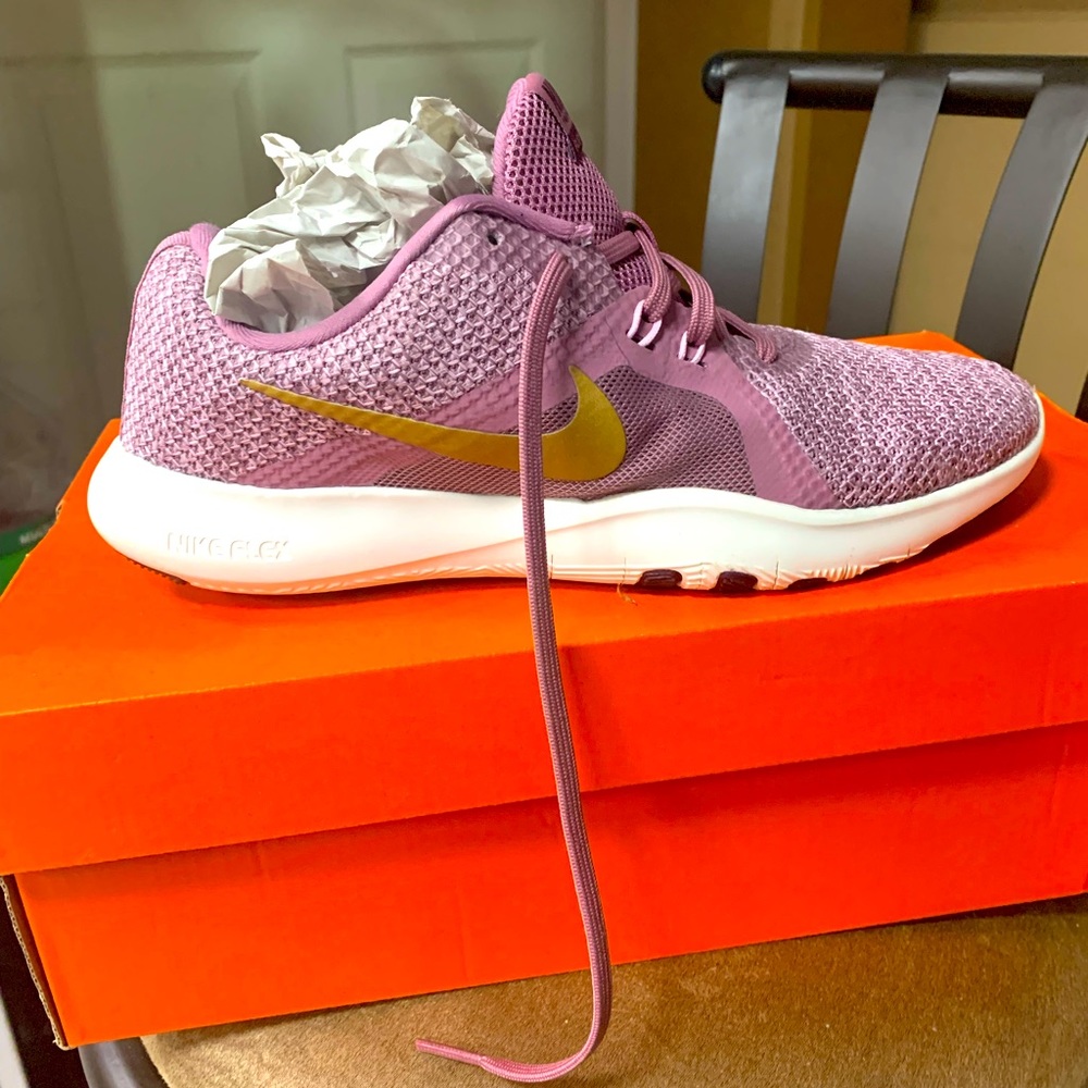 Women Nike Shoes Size 7 (ON SALE)